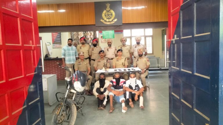 Punjab News: लूटपाट और चोरी के मामले में तेजधार हथियार और 10 फोन सहित 3 गिरफ्तार