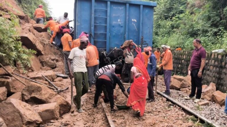 पहाड़ गिरने से ट्रैक से उतरी मालगाड़ी और कई जगह टूटी पटरियां