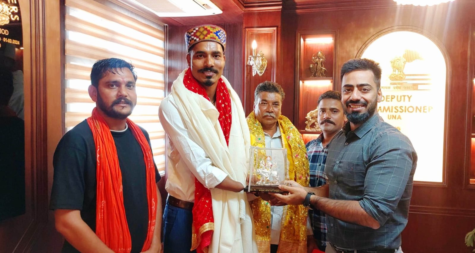 उपायुक्त ने स्टार पैरा एथलीट निषाद कुमार को किया सम्मानित