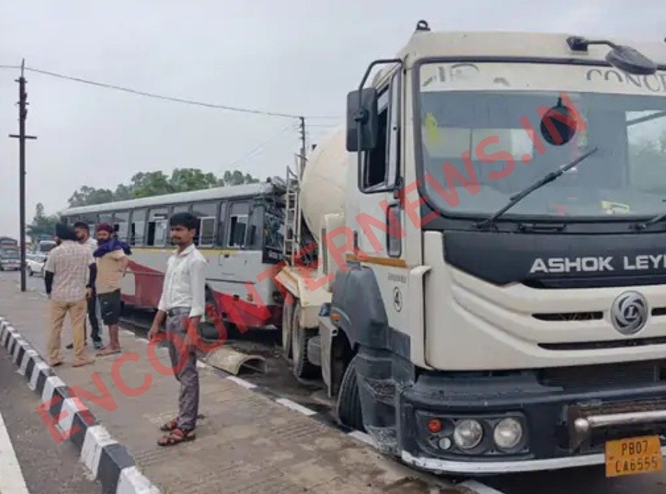 Jalandhar से Pathankot जा रही बस सीमेंट मिक्सर से टकराई, 16 घायल, देखें वीडियो