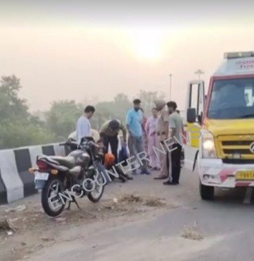 Jalandhar Highway पर डिवाइडर से टकराई बाइक, 2 घायल