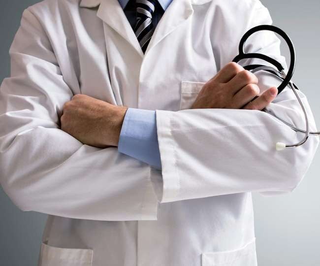 Doctor बन 20 साल से Operations कर रहा था 9वीं पास शख्स, ऐसे हुआ खुलासा