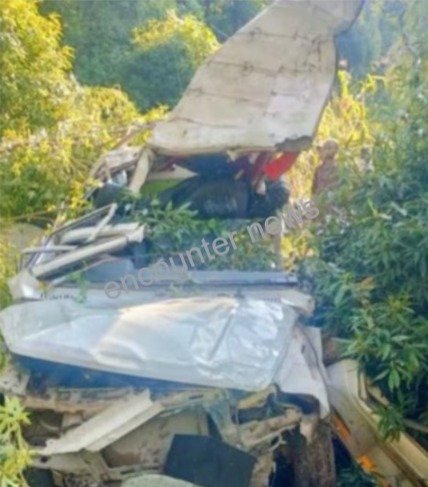 गहरी खाई में गिरा वाहन, Police कर्मी सहित 2 की मौत