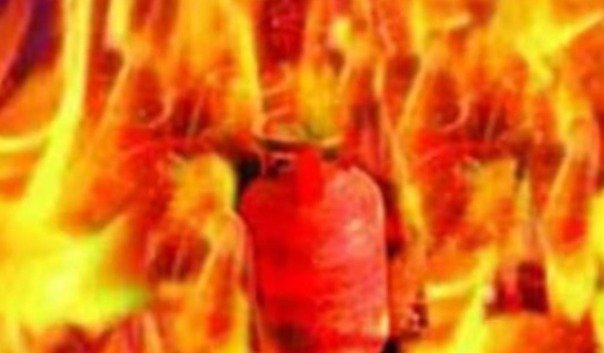 खाना बनाते समय Gas Cylinder में हुआ धमाका, पांच घायल