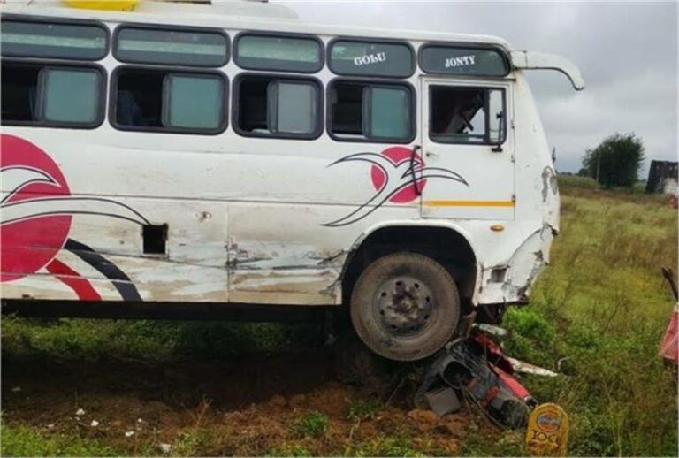 Tractor और Bus की आमने-सामने टक्कर, बाल-बाल बचे यात्री