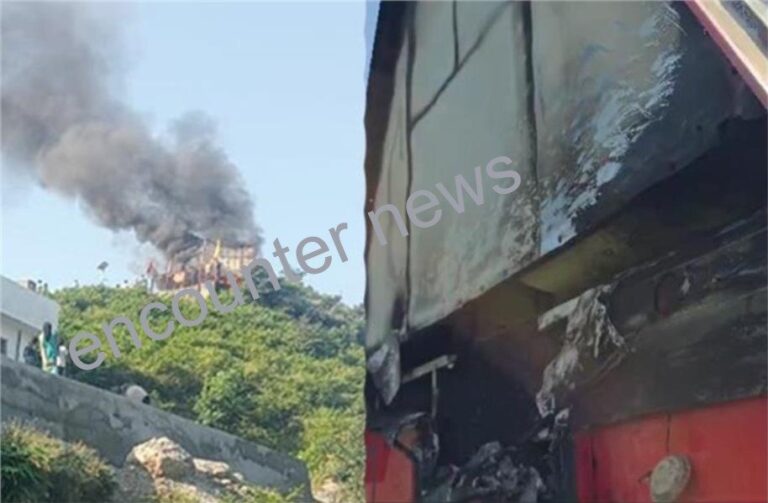 इस प्रसिद्ध मंदिर में लगी भीषण आग, मचा हड़कंप
