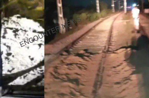 Train को डिरेल करने की कोशिश, Track पर मिला मिट्टी ढेर