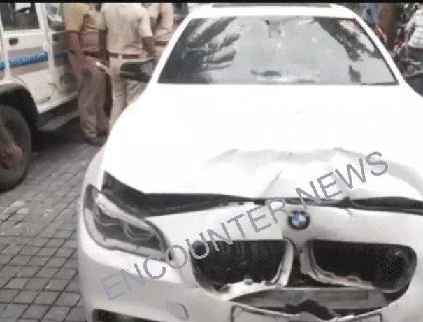 Luxury Car ने बाइक सवार को कुचला, मौत