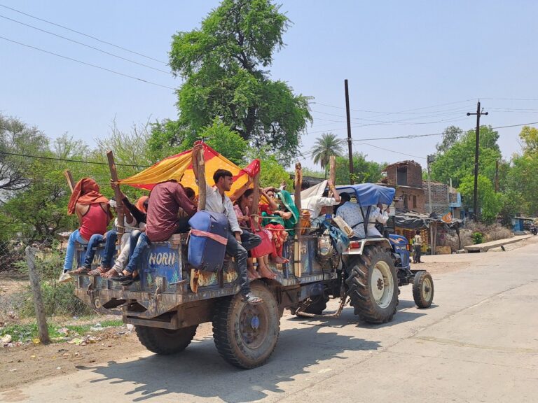 ट्रैक्टर-ट्रॉली पर बैठकर नहीं कर पाएंगे सफर, सरकार ने लगाई रोक