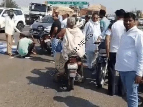 Truck ने Bike को मारी टक्कर, महिला की मौत, 2 घायल