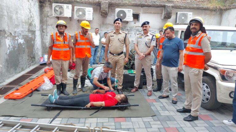 मिनी सचिवालय ऊना में आग लगने की दुर्घटना पर मॉक ड्रिल का आयोजन