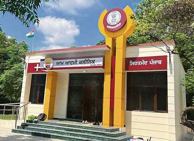 Jalandhar News: Aam Aadmi Clinic में सिविल सर्जन ने की औचक चैकिंग
