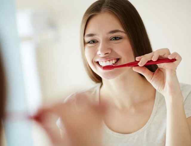 रात को Brush करना क्यो हैं जरूरी, जानें Expert की राय