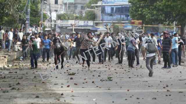 प्रदर्शनकारियों ने राष्ट्रपति भवन को घेरा, Police ने किया लाठीचार्ज, 5 घायल