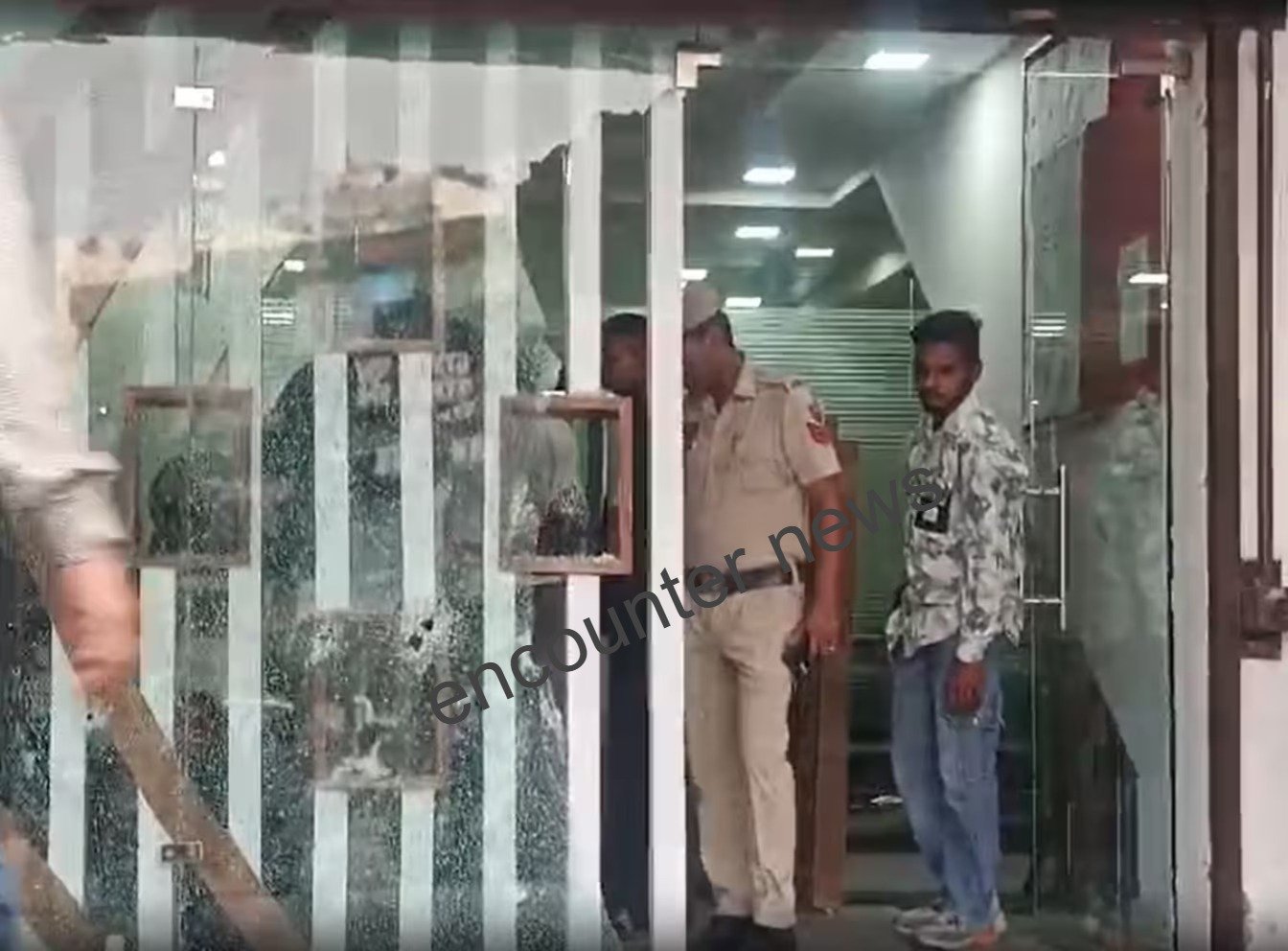 Immigration Centre पर चलाई ताबड़तोड़ गोलियां, मची अफरा-तफरी