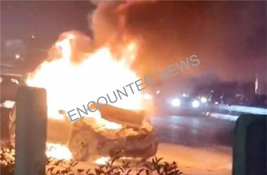Car व Truck में हुई भीषण टक्कर, आग का गोला बनी कार