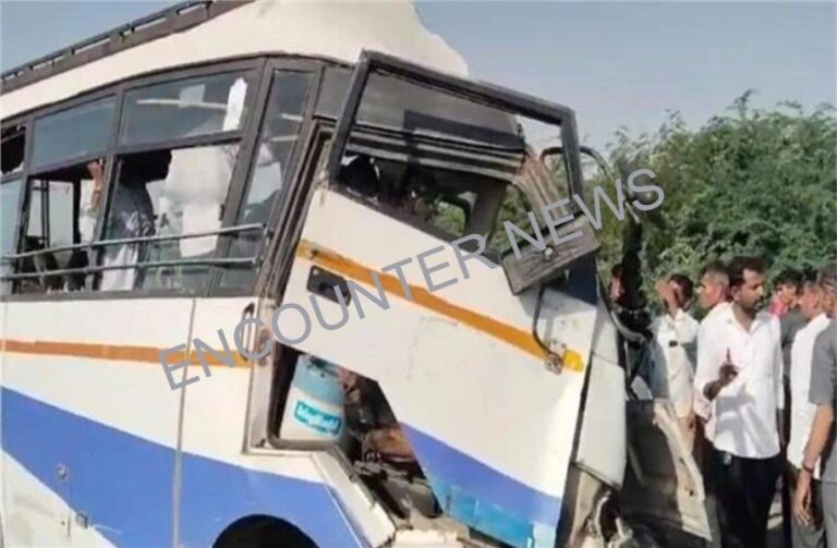 Bus और Mini Bus में हुई भीषण टक्कर, 3 की मौत, 16 घायल
