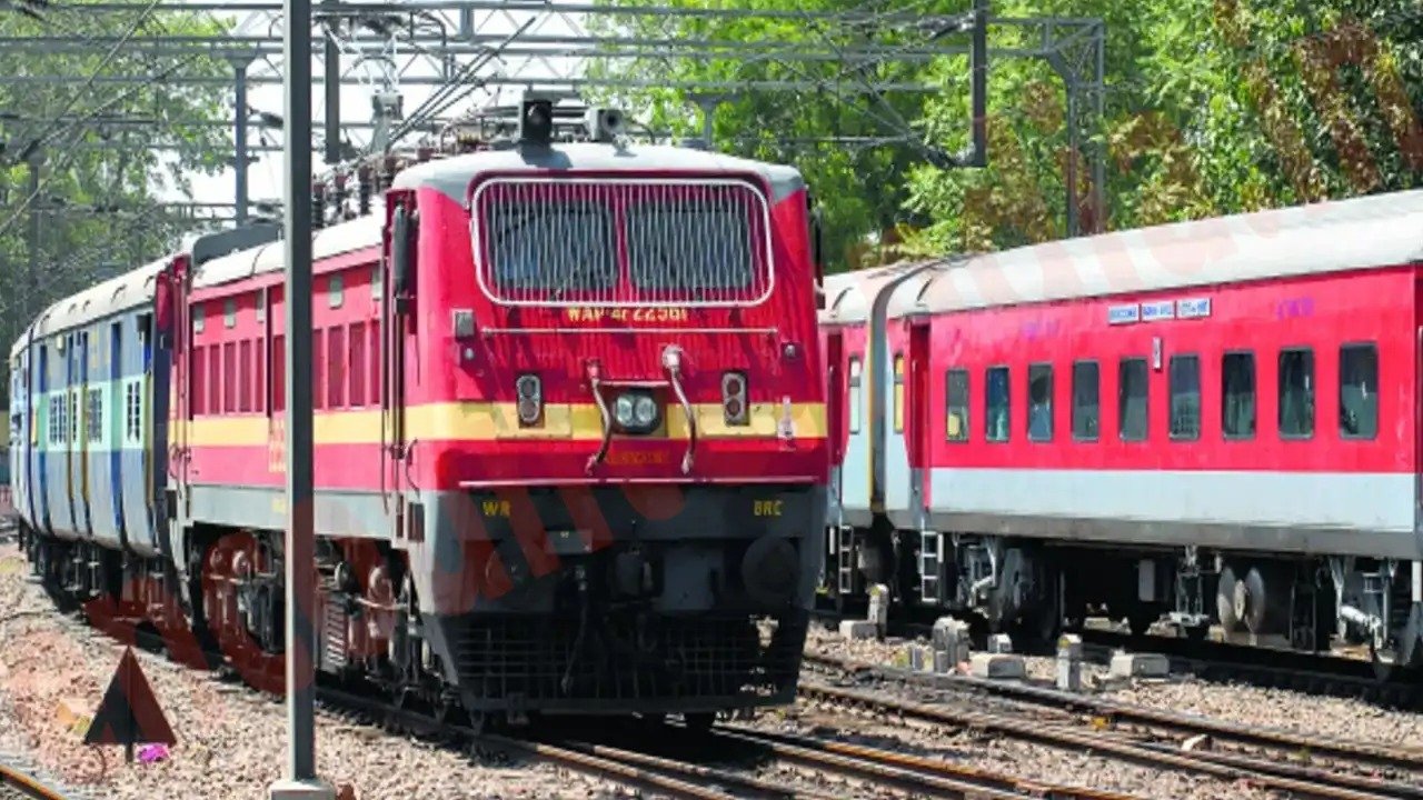 एक ही Track पर आमने-सामने आ गईं 2 Trains, मचा हड़कंप