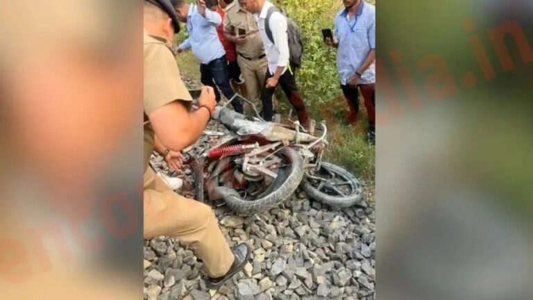 Track पर आ रही Vande Bharat Express के सामने बाइक छोड़कर भागा युवक