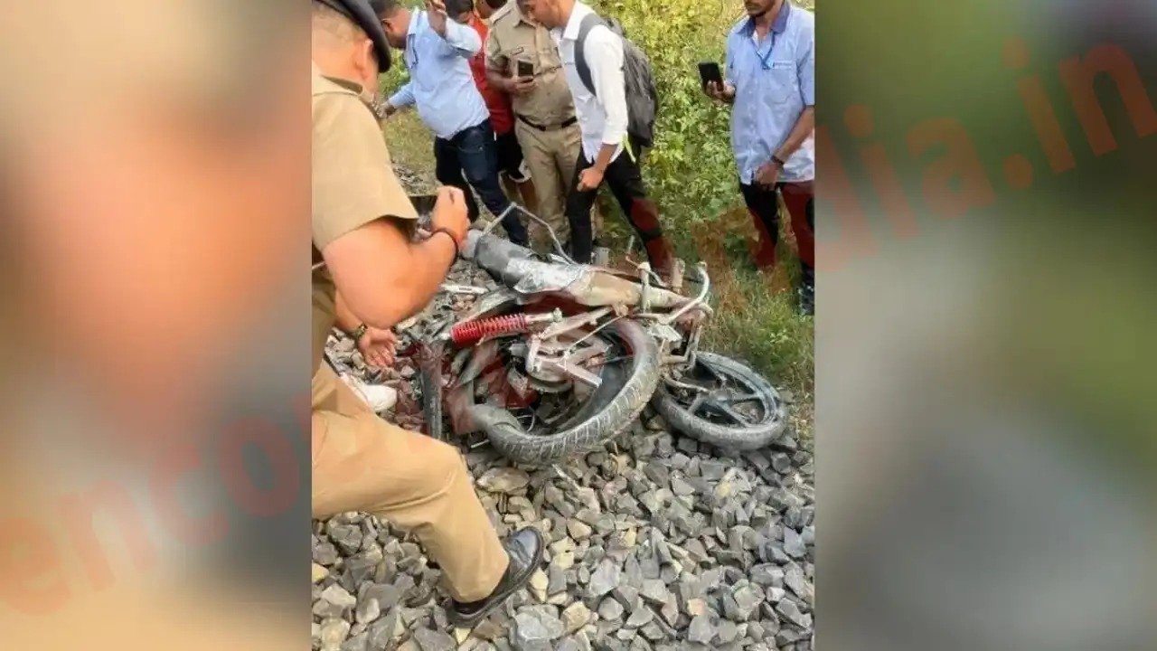 Track पर आ रही Vande Bharat Express के सामने बाइक छोड़कर भागा युवक