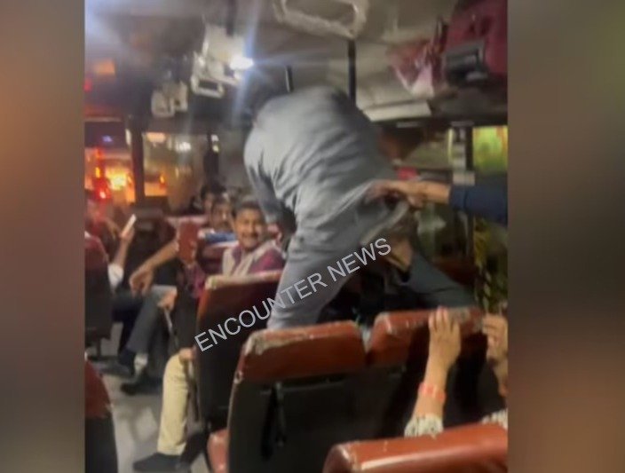 चलती Bus में चले लात घूंसे, मची अफरा-तफरी