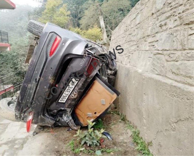 Car सवार हुए हादसे का शिकार, 4 घायल, एक की हालत नाजुक