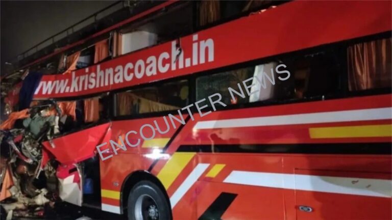 भीषण सड़क हादसा : Bus ने Truck को मारी टक्कर, 5 की मौत, कई घायल