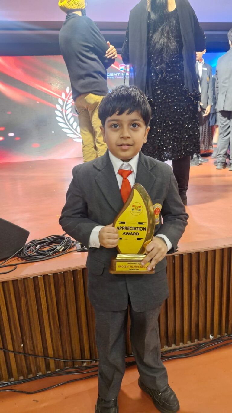 Jalandhar News: Daksh Chawla को श्रीमद्भागवत गीता जी के श्लोक गाने पर किया सम्मानित