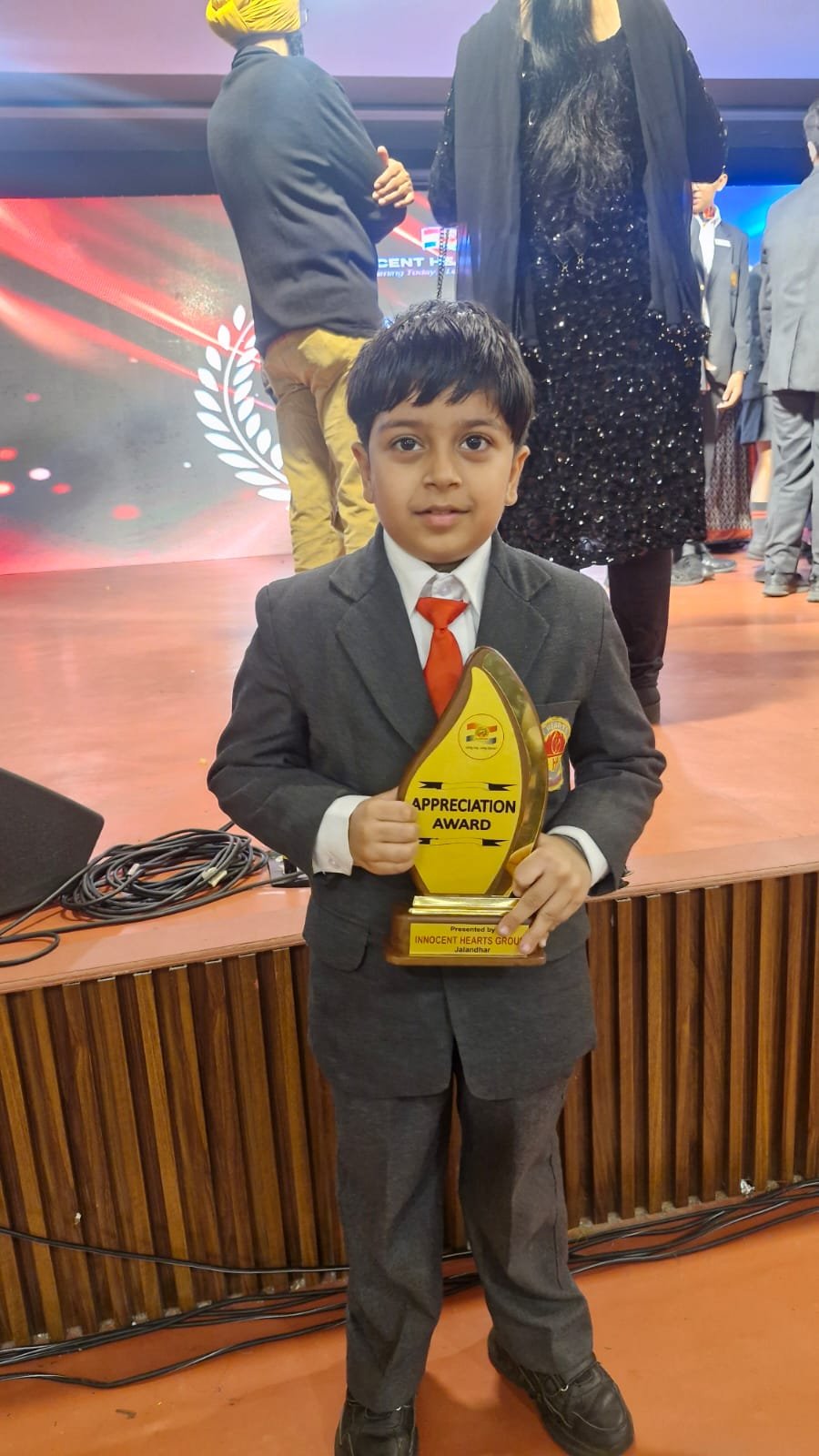 Jalandhar News: Daksh Chawla को श्रीमद्भागवत गीता जी के श्लोक गाने पर किया सम्मानित