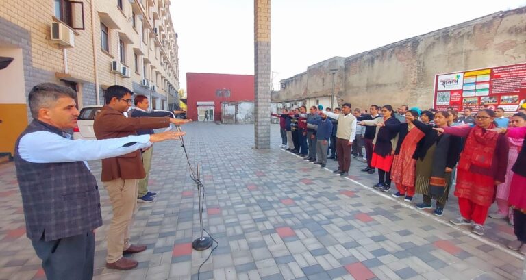 संविधान दिवस पर कर्मचारियों दिलाई शपथ