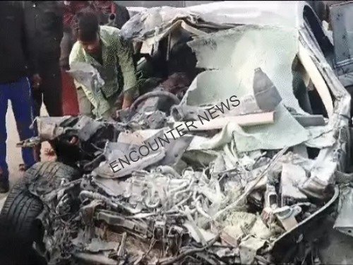 Truck और Car की टक्कर मेें 4 की मौत, एक गंभीर घायल