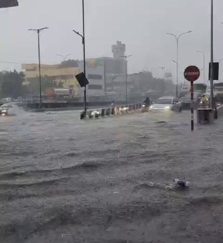 भारी बारिश से बाढ़ जैसे हालात, कई उड़ानें रद्द, 3 की मौत