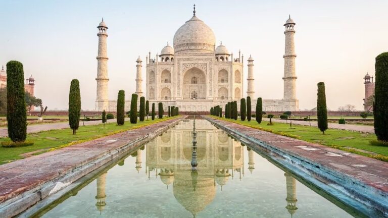 Taj Mahal को मिली बम से उड़ाने की धमकी, जांच जारी
