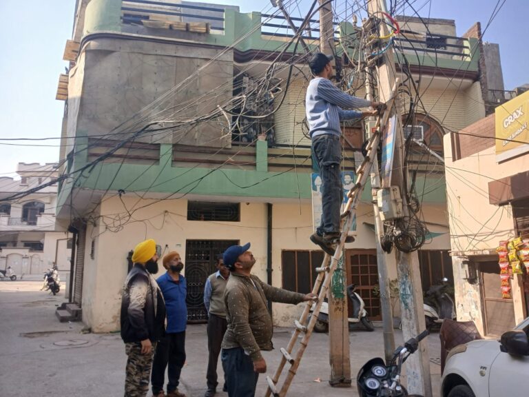 Jalandhar : Ward no. 28 में सोनू चड्ढा ने लोगों को समस्याओं से दिलाई निजात