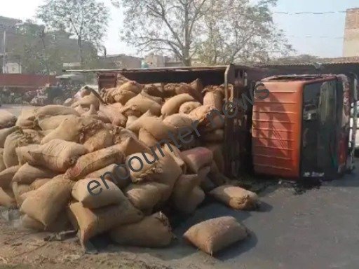 Punjab News : हाईवे पर धान से भरा कैंटर पलटा