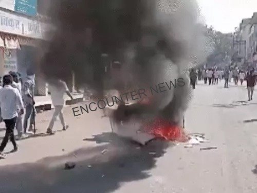भड़की हिंसा : तोड़फोड़ और आगजनी से मचा हड़कंप