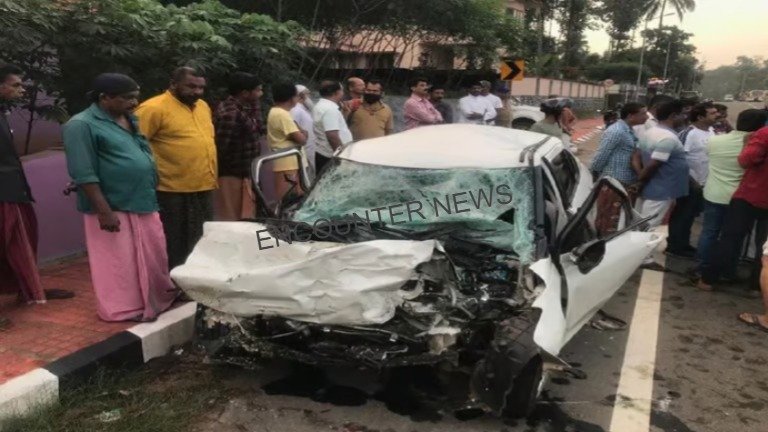 Bus और Car की भीषण टक्कर, नवविवाहित दंपति सहित 4 की मौत