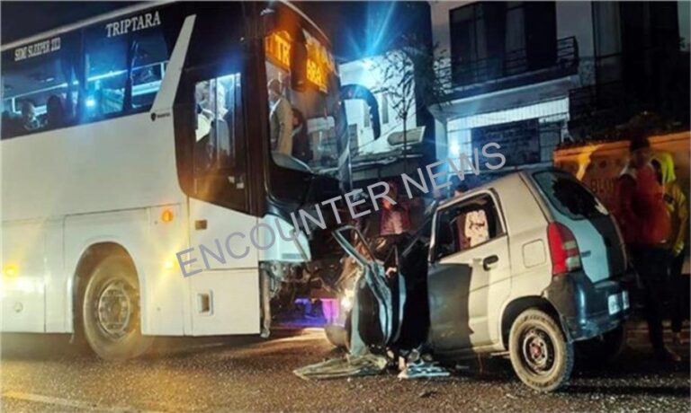 Volvo Bus और Car में हुई टक्कर, 2 की मौत, 1 घायल