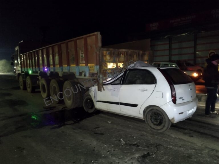 चलते Truck में घुसी Car, दो भाइयों की मौत