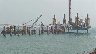 Construction के दौरान हुआ दर्दनाक हादसा : Crane गिरने से 3 की मौत