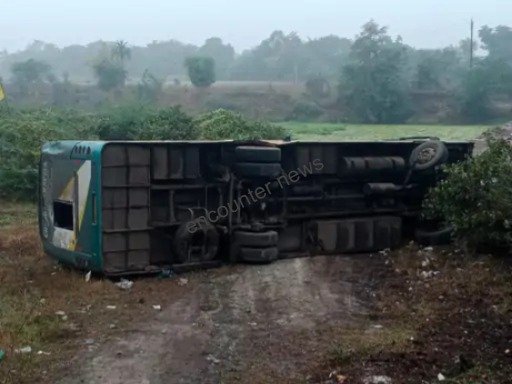 यात्रियों से भरी Bus हुई हादसे का शिकार, 18 घायल