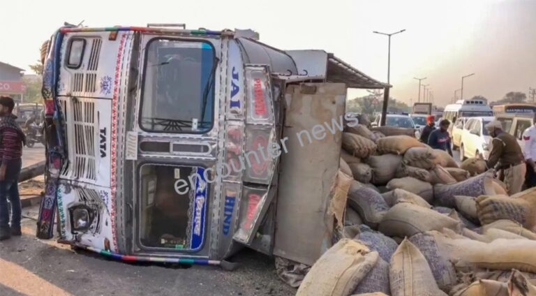 Jalandhar News : गेहूं की बोरियों से भरा ट्रक पलटा, आवाजाही बाधित
