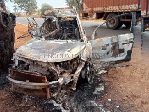 तेज रफ्तार Car पेड़ से टकराई, लगी आग, 2 की मौत, 2 गंभीर घायल