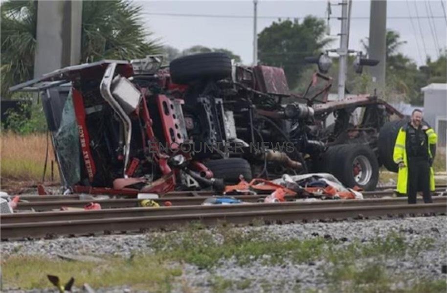 तेज रफ्तार Train और फायर ब्रिगेड की गाड़ी में हुई भीषण टक्कर, 15 गंभीर घायल