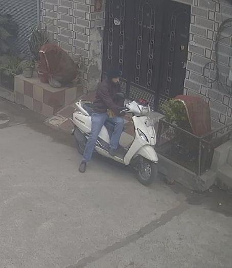 Jalandhar News: घर के बाहर से एक्टिवा चोरी, आरोपी cctv में कैद