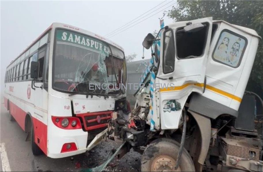 National Highway पर Bus और ट्राला में हुई भीषण टक्कर, मचा हड़कंप