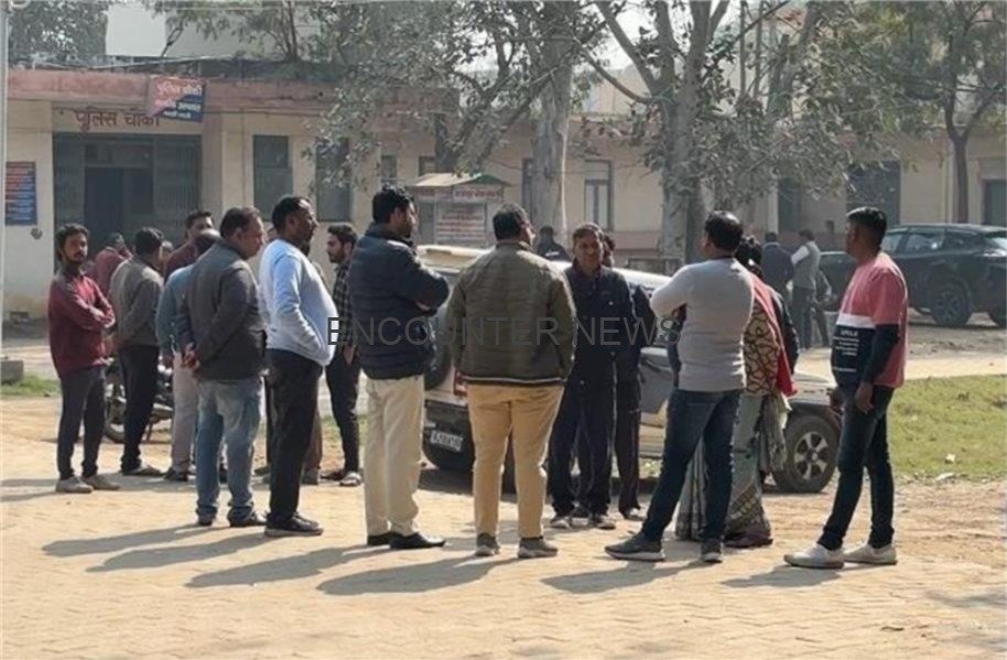 Train की चपेट में आई महिला, परिजनों ने लगाए आरोप