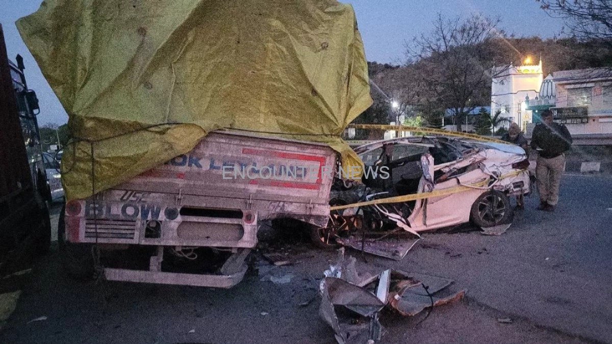 Truck और Car मेें हुई भीषण टक्कर, 4 की मौत, देखें वीडियो