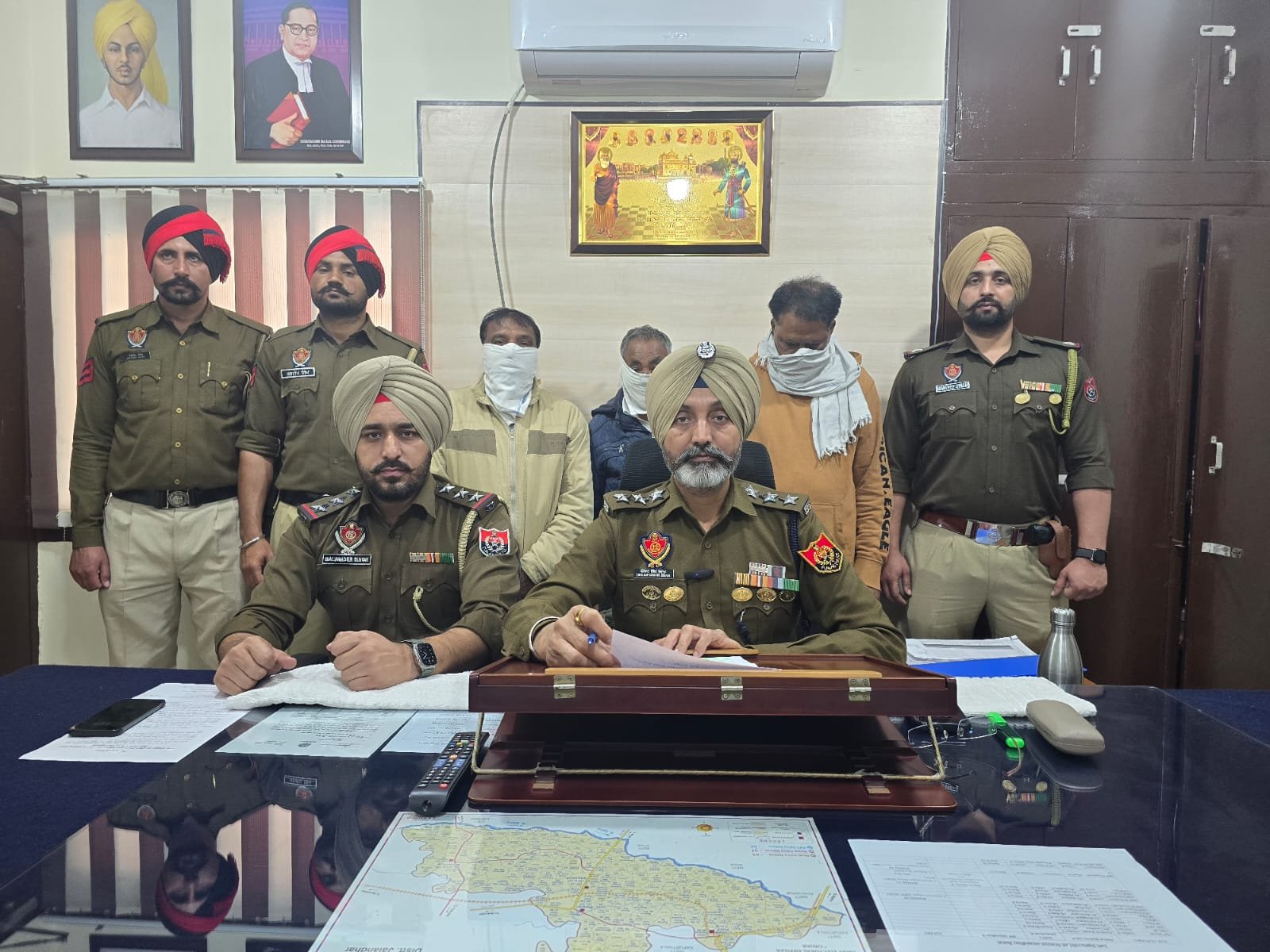Jalandhar News: NRI की प्रॉपर्टी हड़पने के मामले में 3 गिरफ्तार, देखें वीडियो Jalandhar News: NRI की प्रॉपर्टी हड़पने के मामले में 3 गिरफ्तार, देखें वीडियो