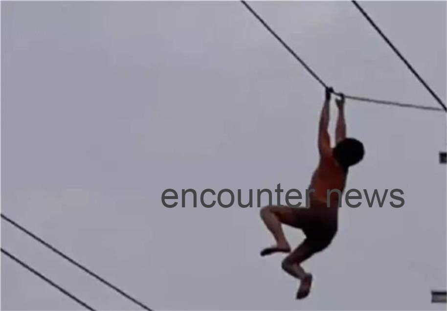 अर्धनग्न हालत में बिजली की High Voltage तारों पर लटका युवक, मौके पर पहुंची पुलिस